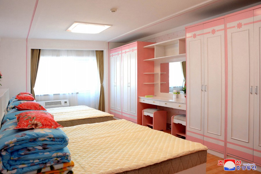 2-훌륭히 일떠선 신의주방직공장 로동자합숙